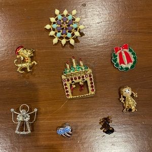 Set of 9 brooches